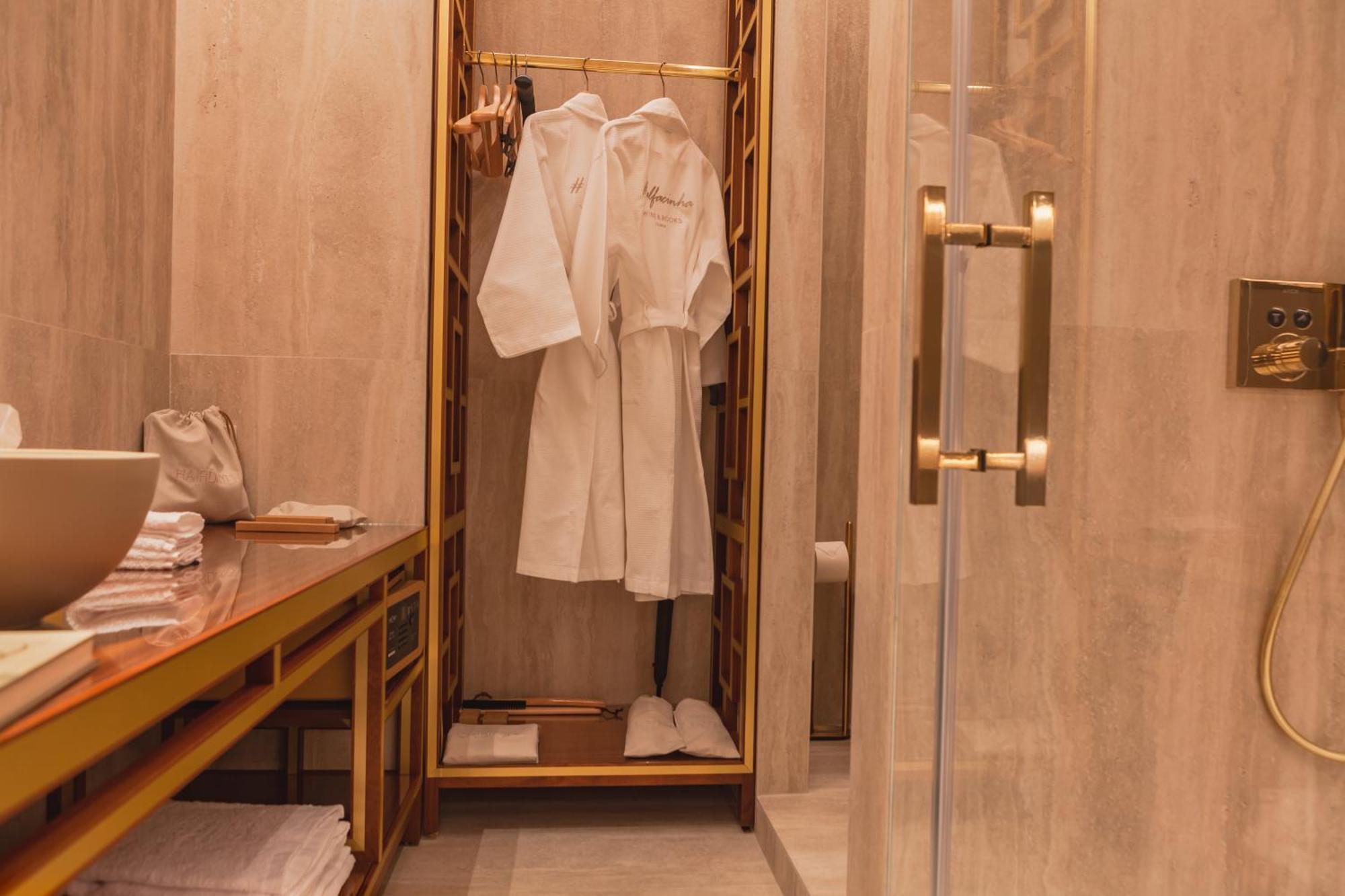 Wine & Books Lisboa Hotel 客房 照片 A bathrobe in a hotel bathroom